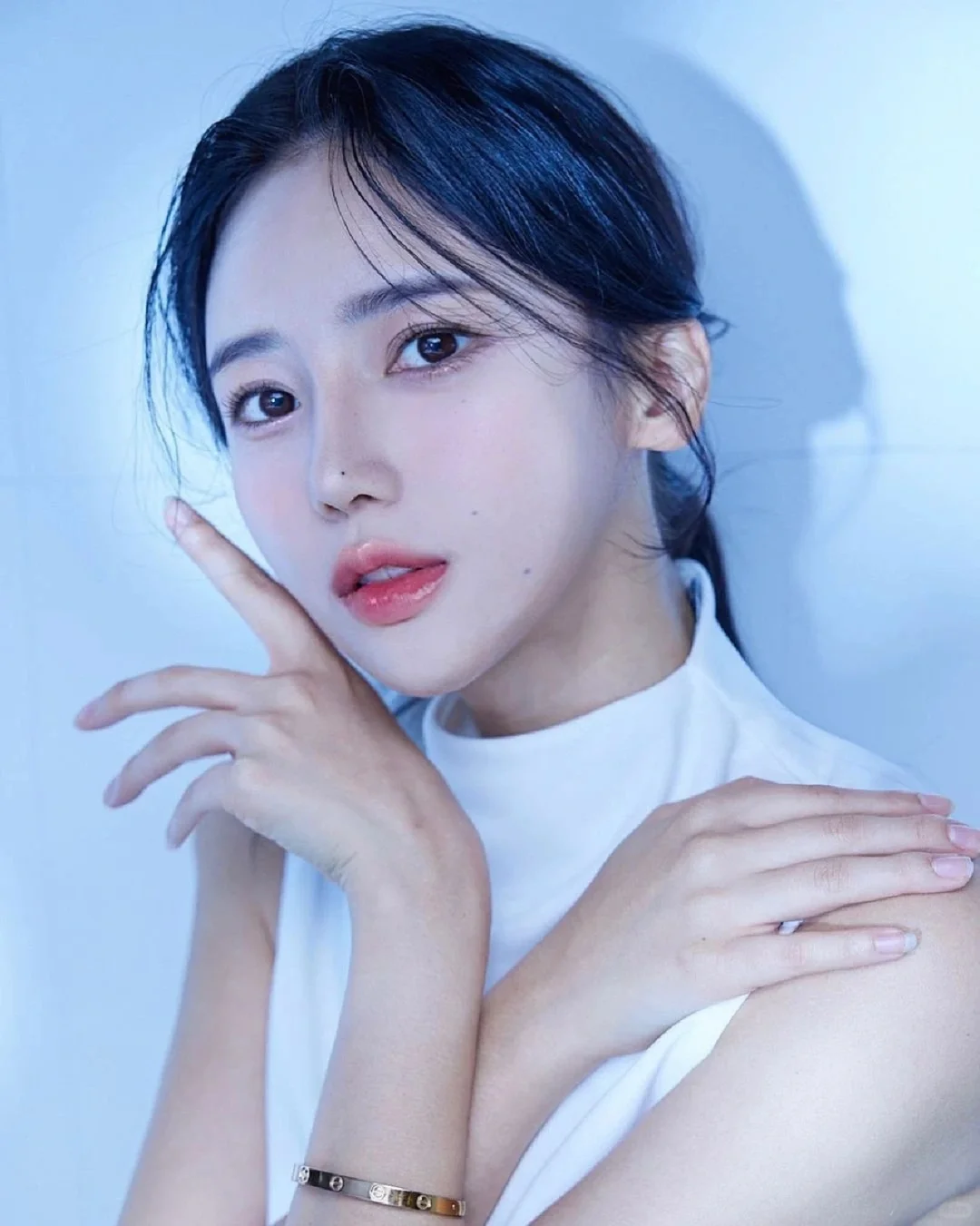 韩国清纯模特,S身材,嫩中带媚!