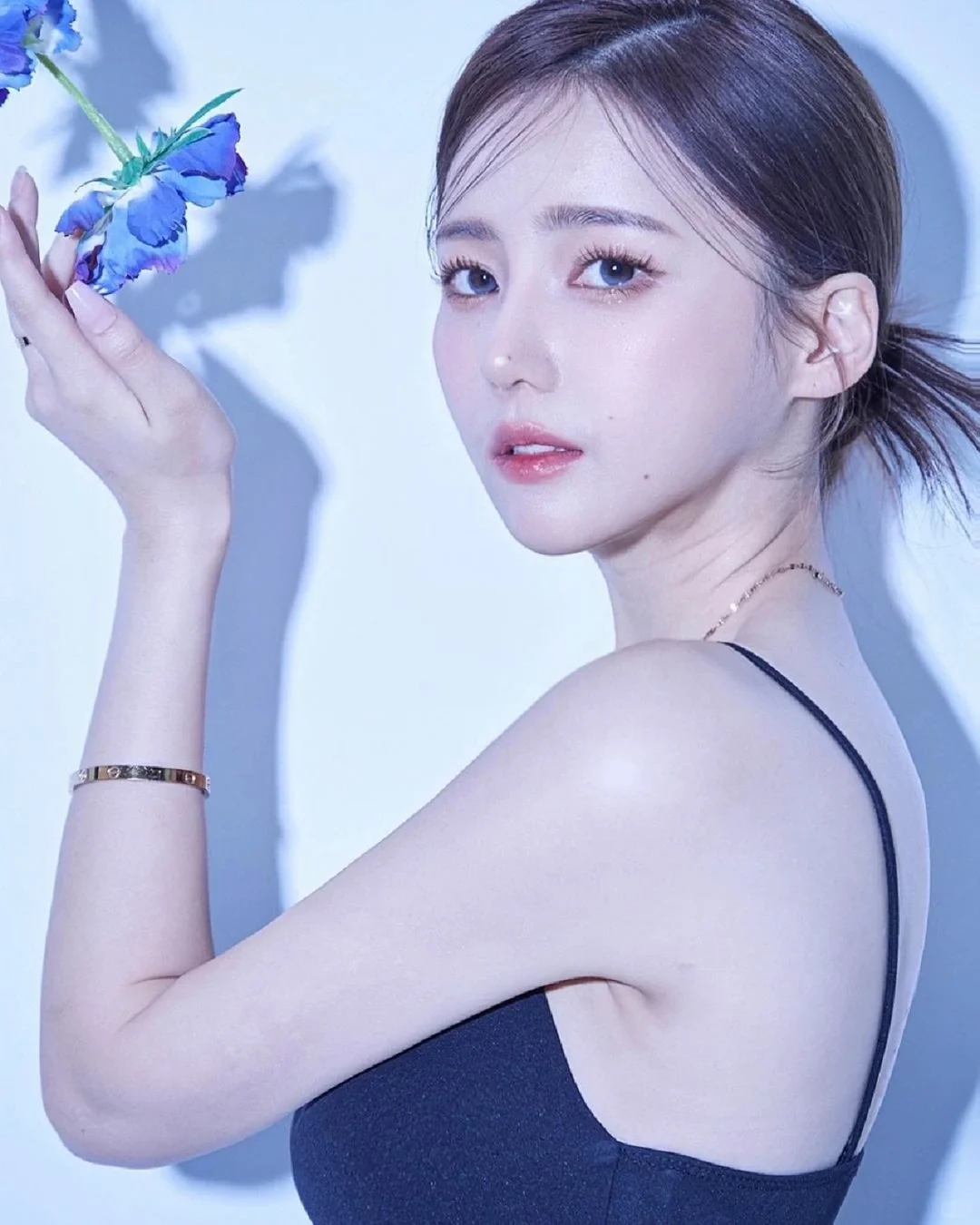 韩国清纯模特,S身材,嫩中带媚!