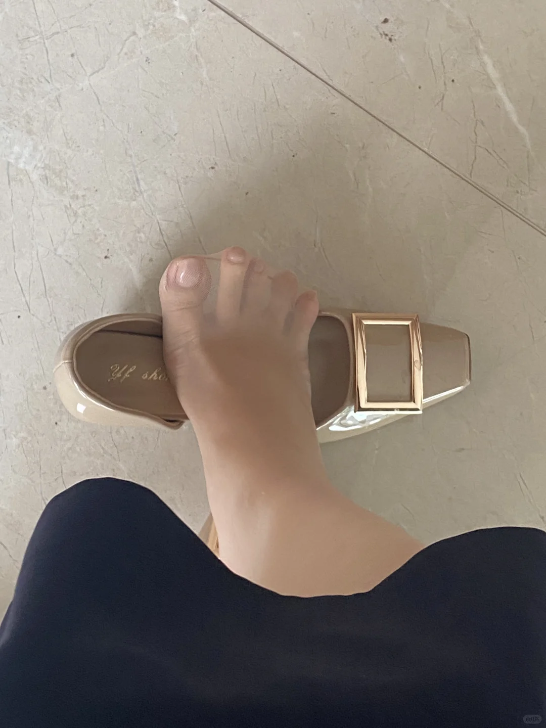 破洞了,只能穿一次的丝袜