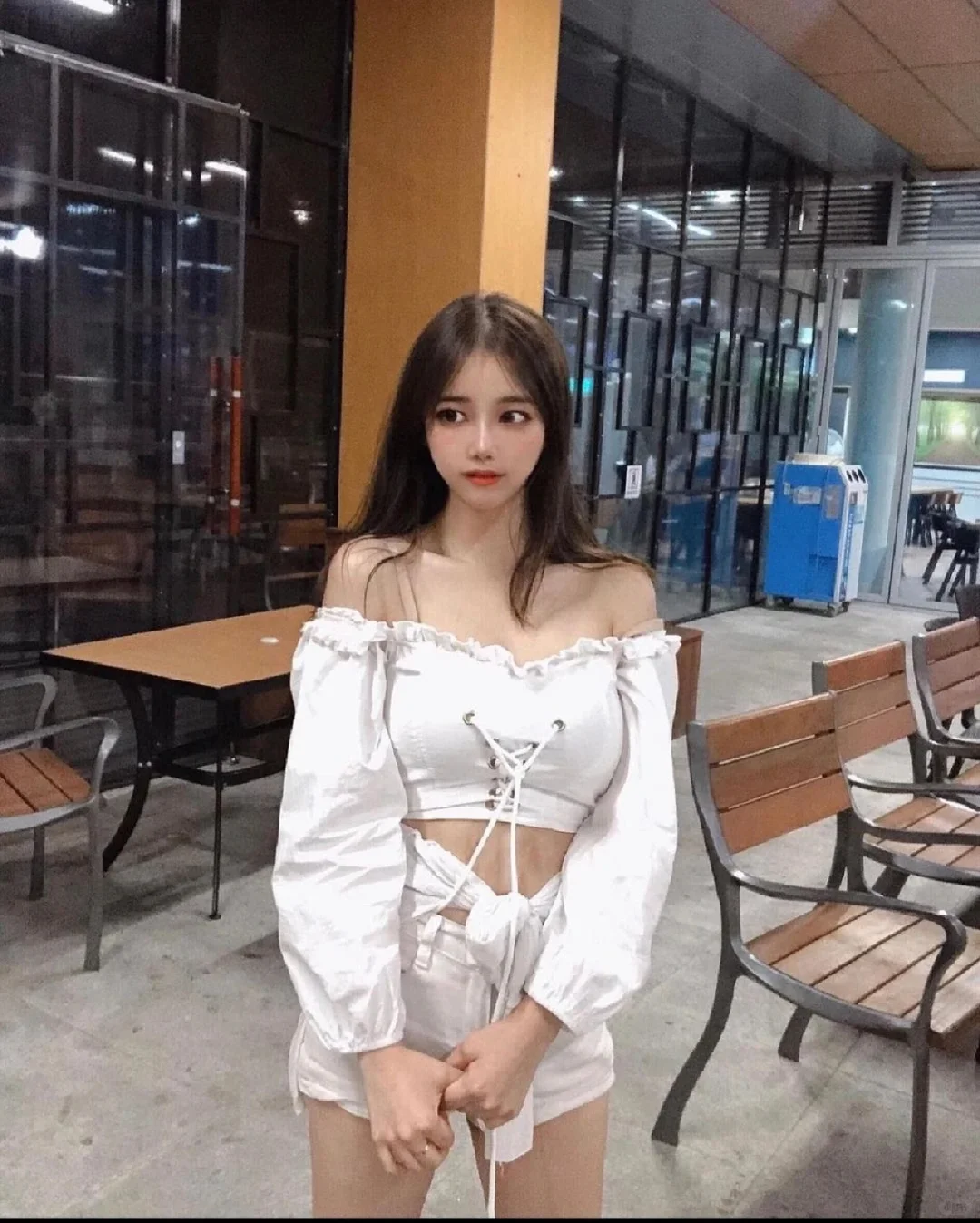 韩国清纯模特,S身材,嫩中带媚!