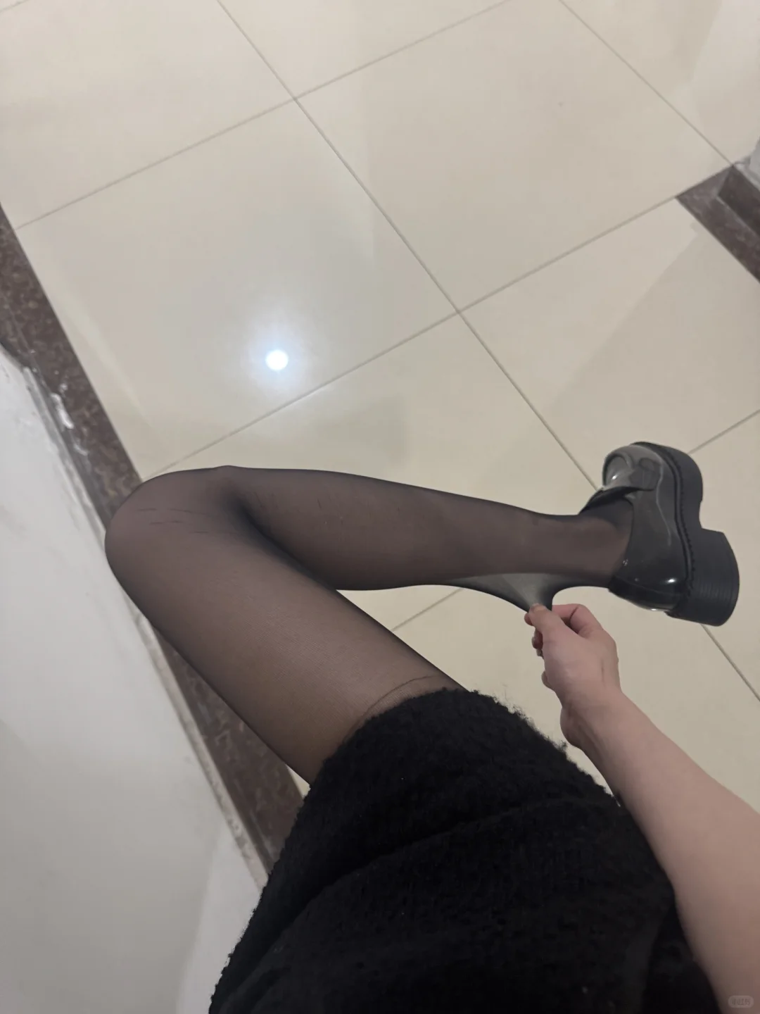 女大第一次尝试穿丝袜真的是夏天yyds的存在