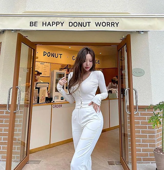 [ins美女]身材性感的大长腿女神模特写真4