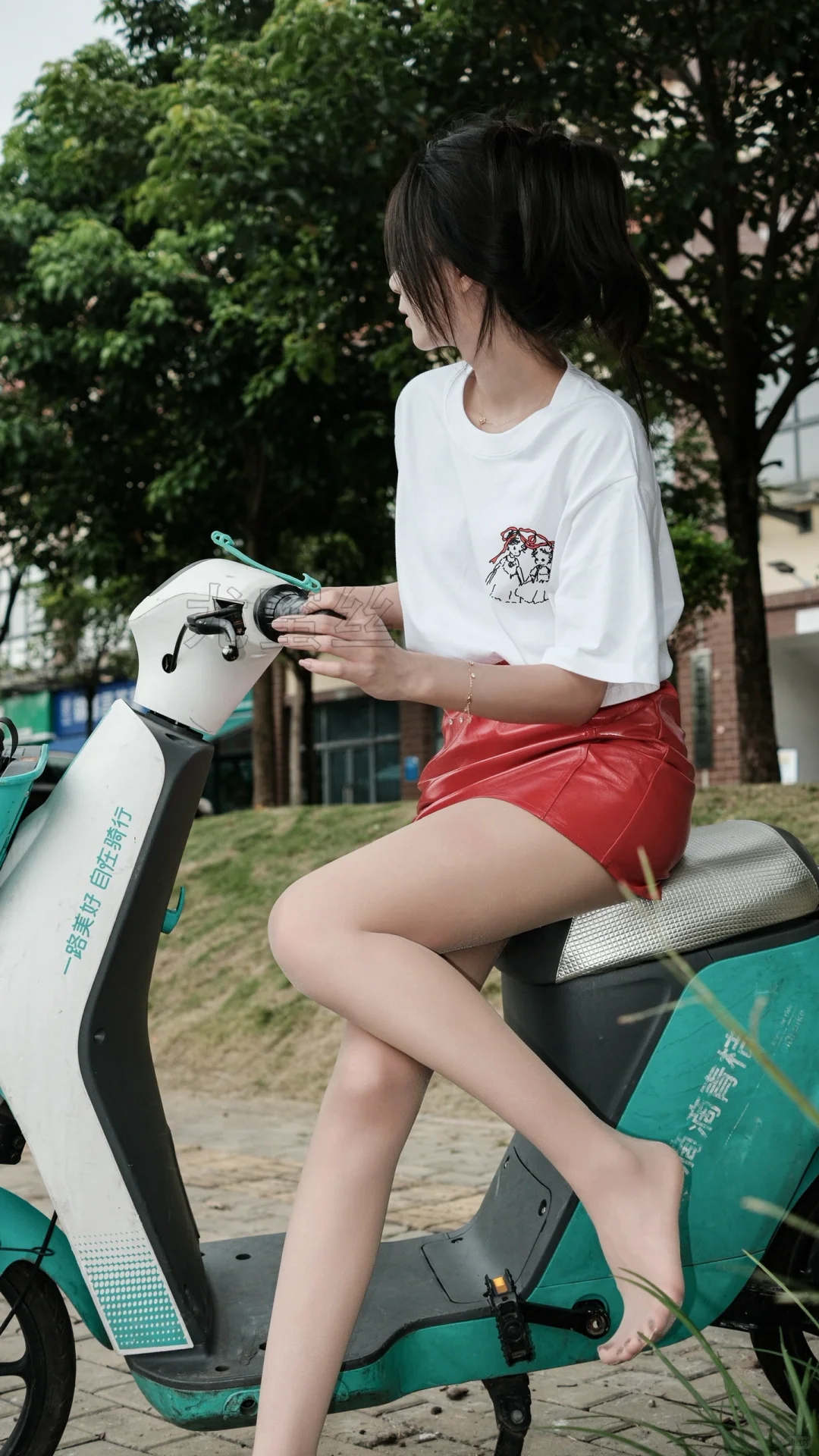 你几点下班，我骑电瓶车接你