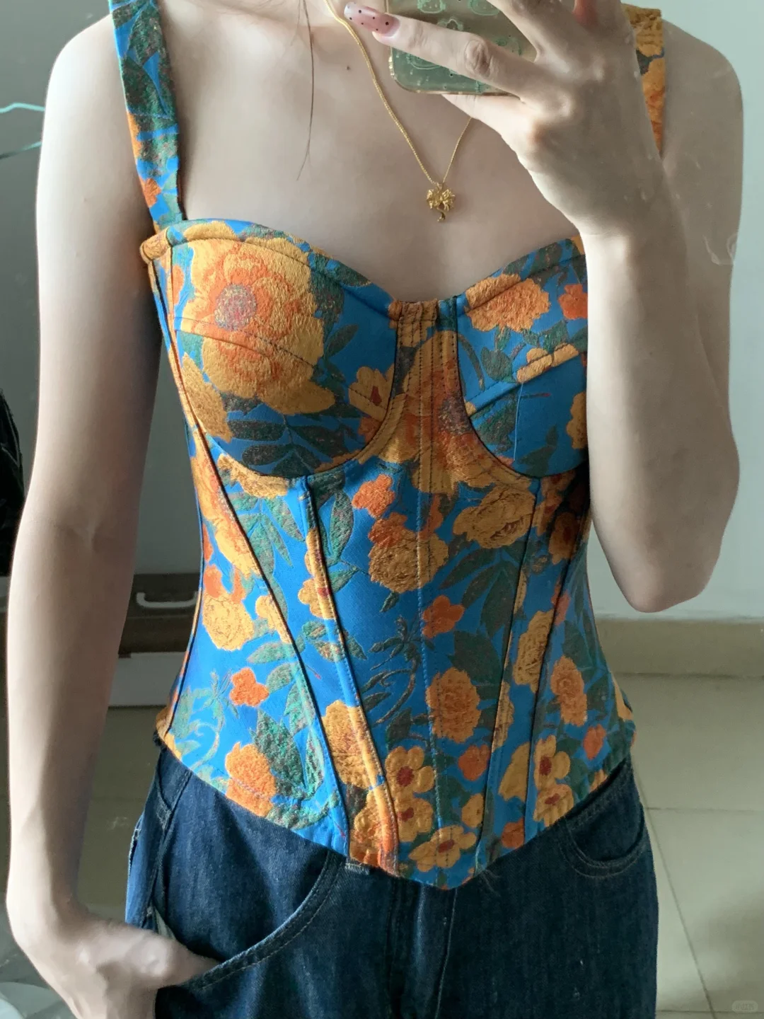 很喜欢这种背后设计的鱼骨胸衣！！