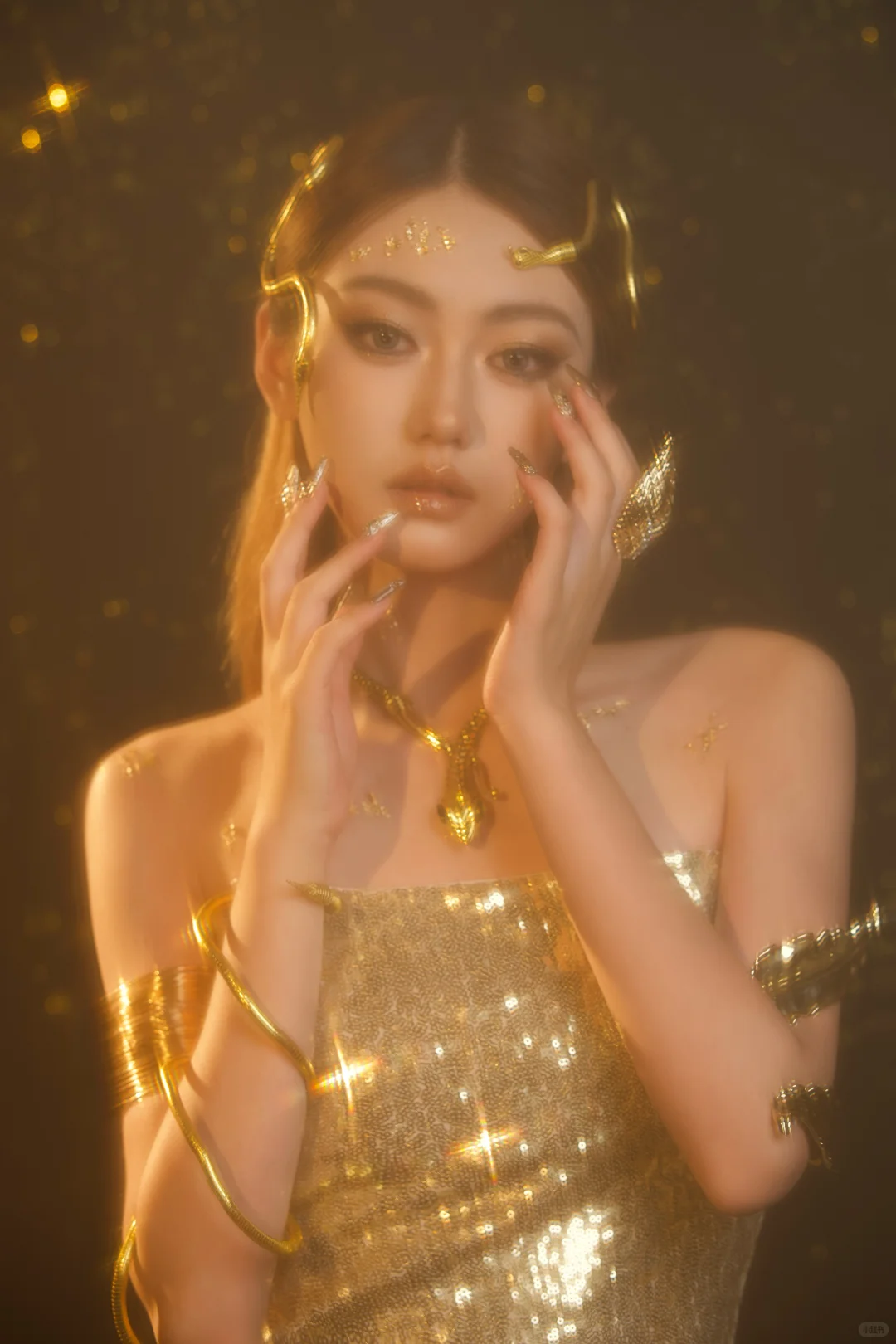 模特日记|蛇系金箔写真,我在镜头前当神女