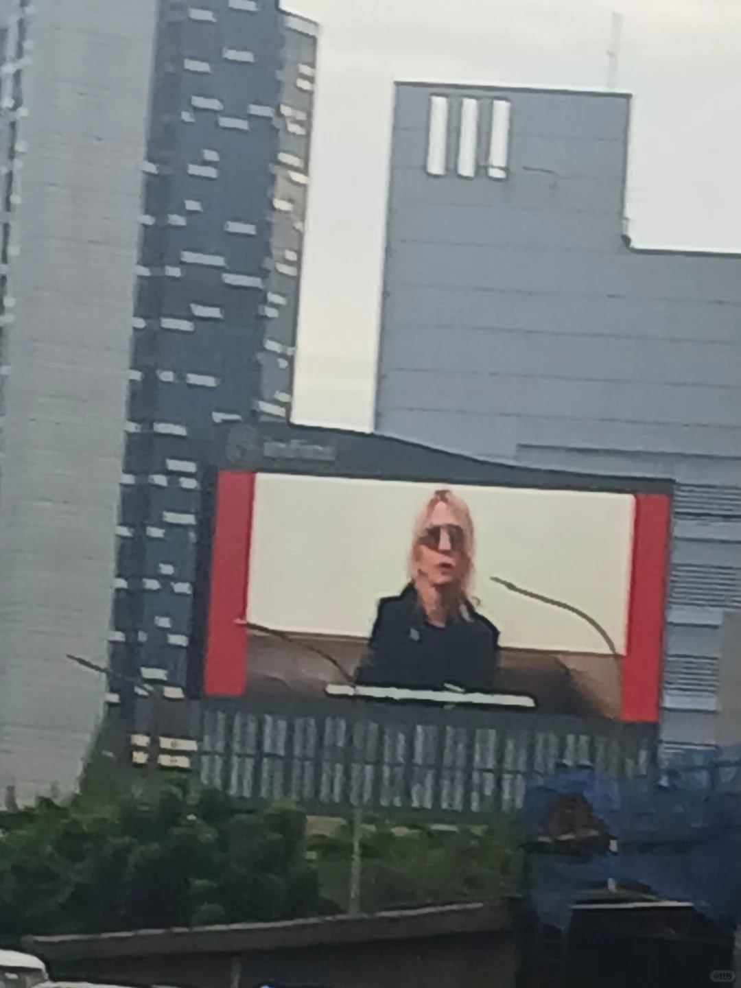 我看到宝井秀人广告牌在路上