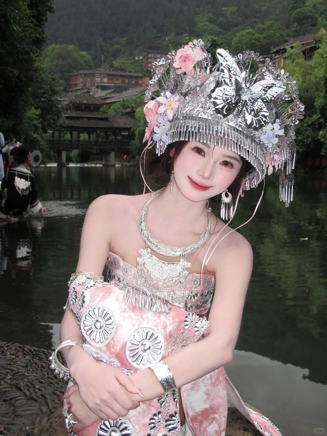 “你是要我下蛊,还是自己跟我走”