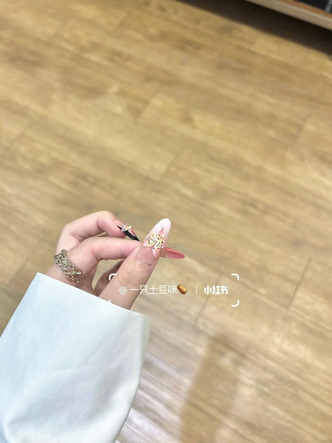 新美甲look🦋✨秋冬小众撞色晕染捏花美甲