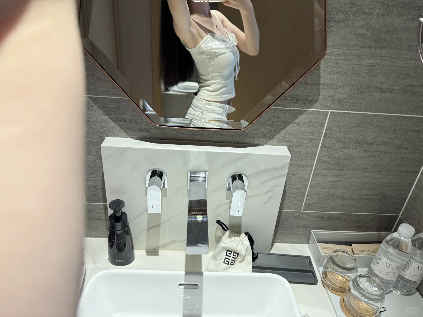 一件很清纯小白花的吊带