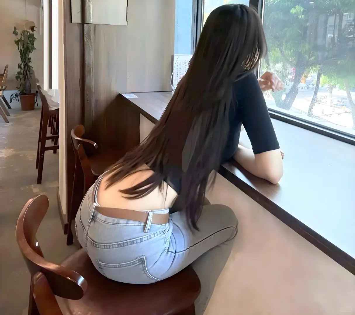 水蛇腰的美女小姐姐