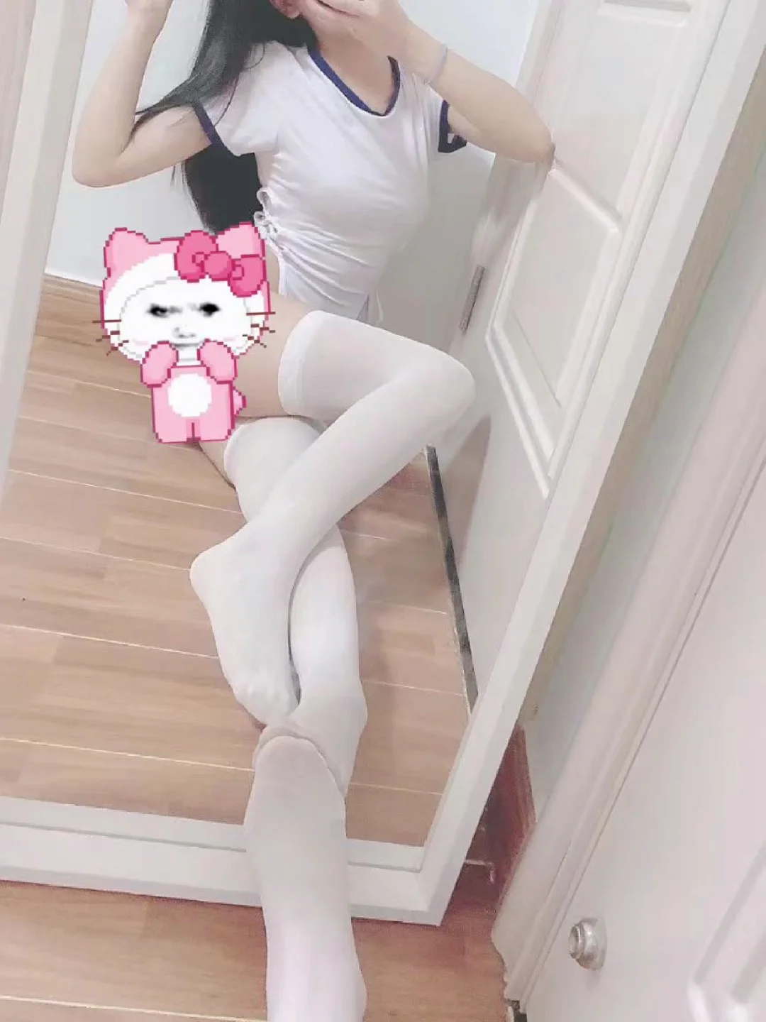 穿白色丝袜的女生 自带反光板