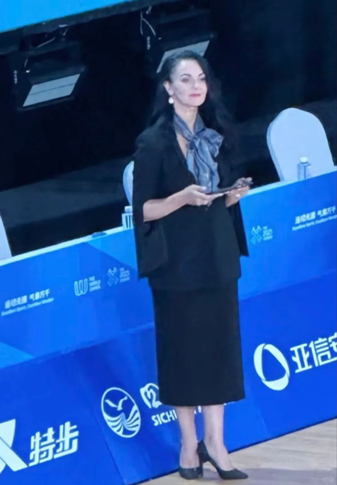 都在说那位男裁判，其实这位女裁判长也是
