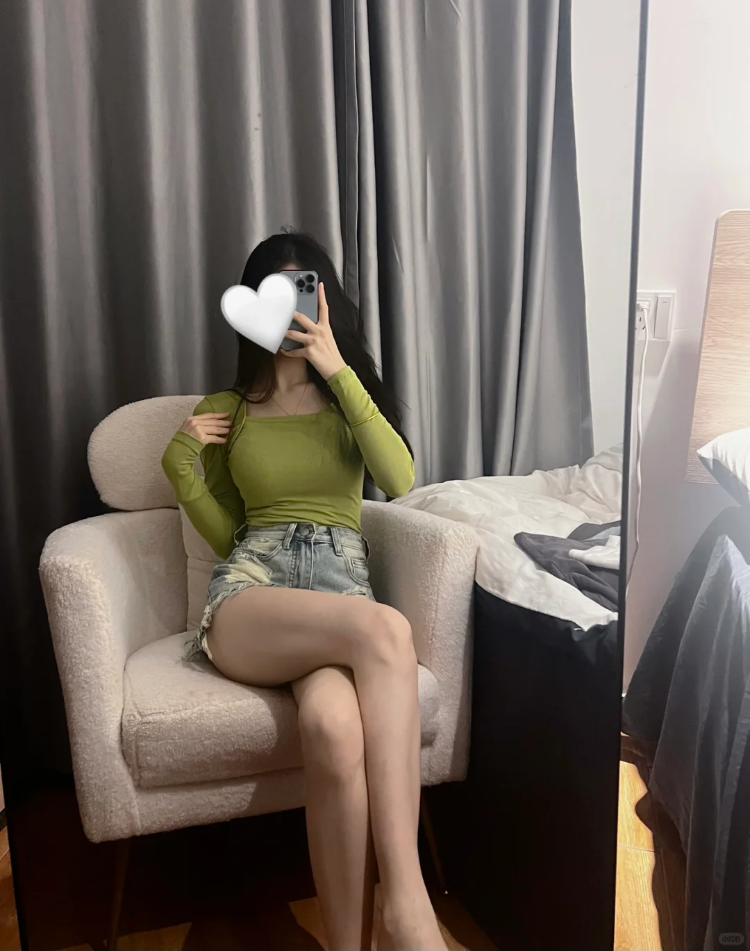 姐妹们帮我选一下搭短裤还是包臀裙～