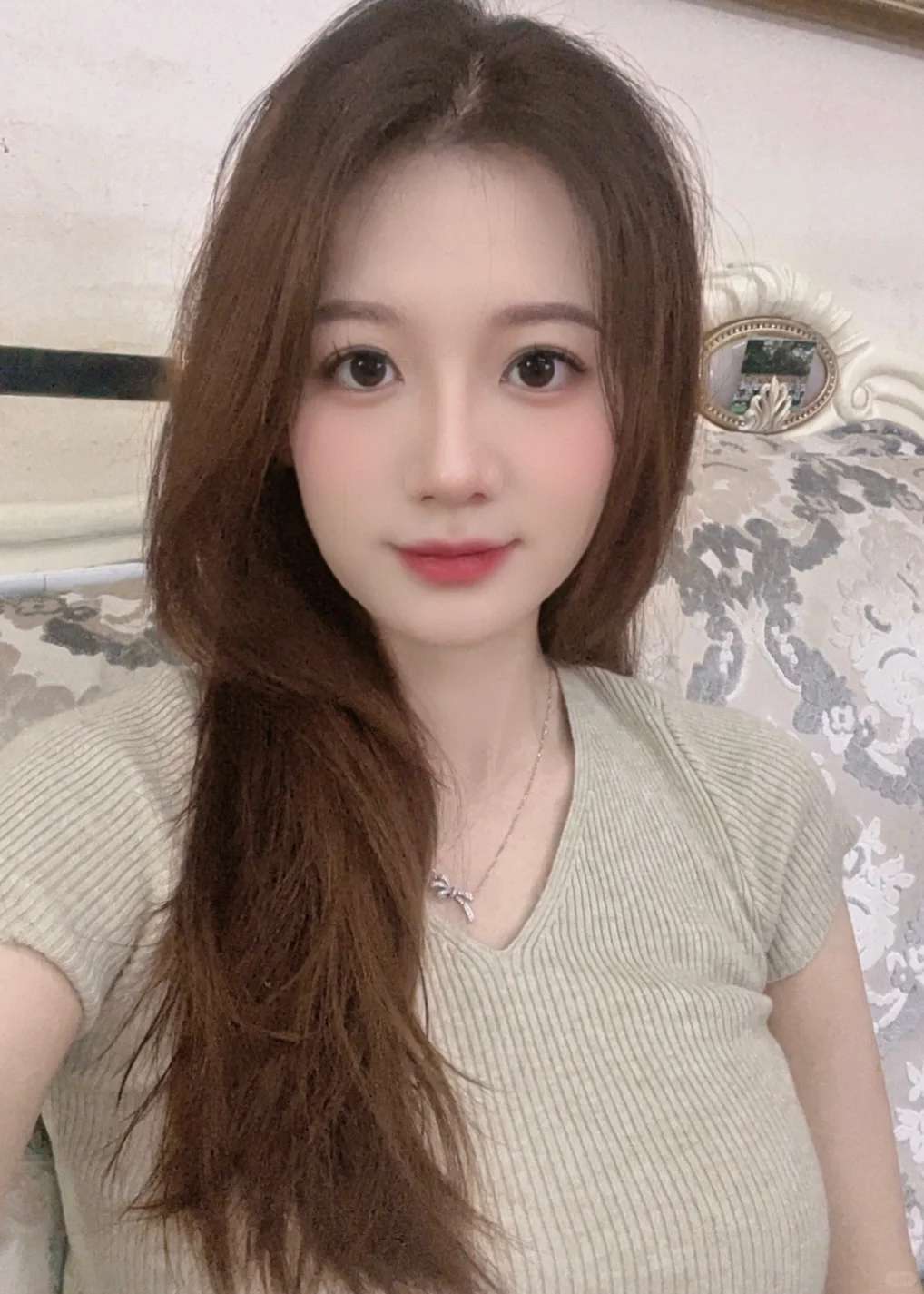 别跟那女的聊了