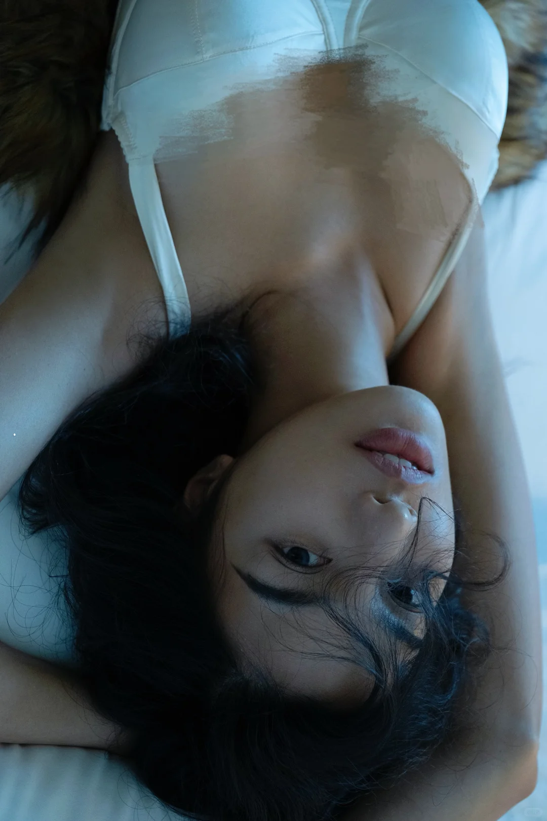 令人心动的御姐皮草💕暗调情绪私房写真
