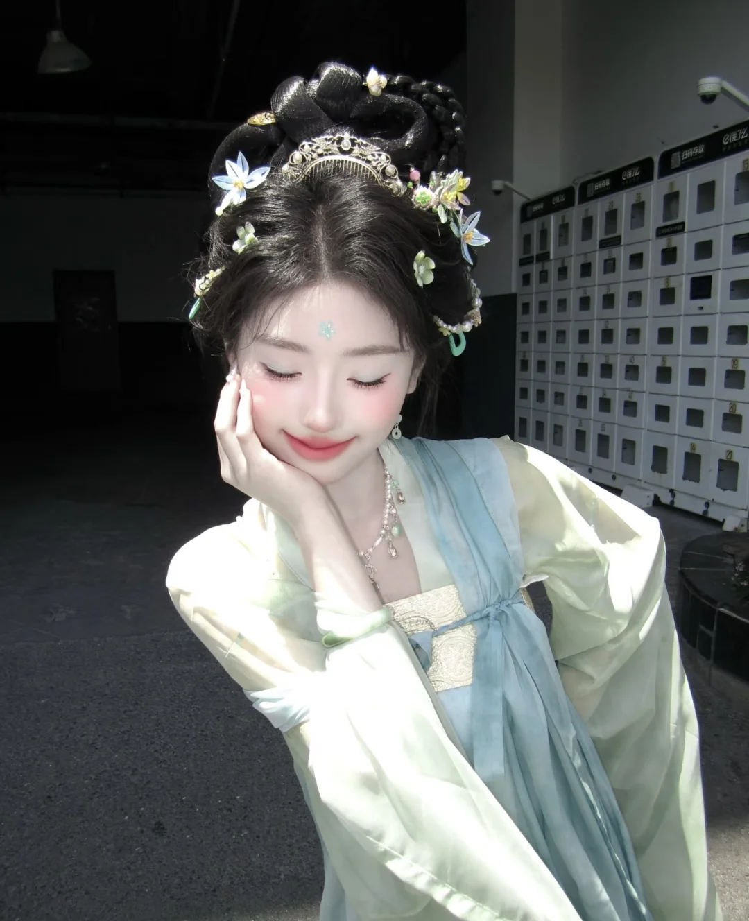 姐妹们帮我选一下妆造