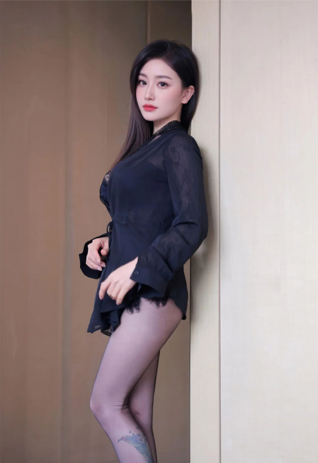 薄纱黑丝美腿少妇
