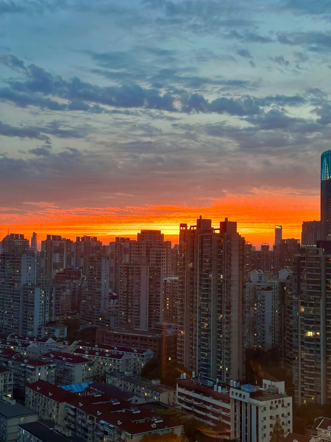 氛围感书桌| 🧡·𝟏𝟗:𝟎𝟖 𝐏𝐌的一場浪漫