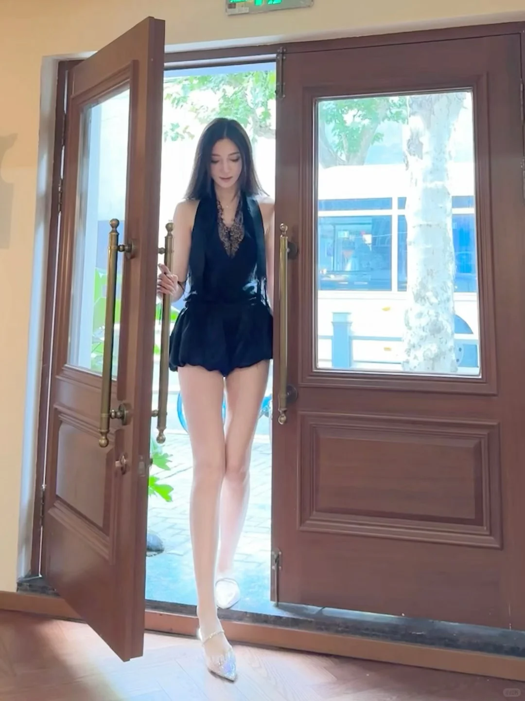 脑门都快顶到天花板了 177身高不是吹的吧