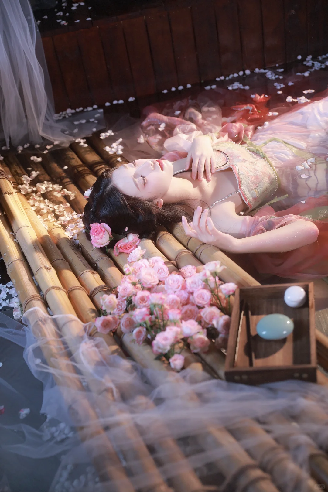“春水碧于天，画船听雨眠。”