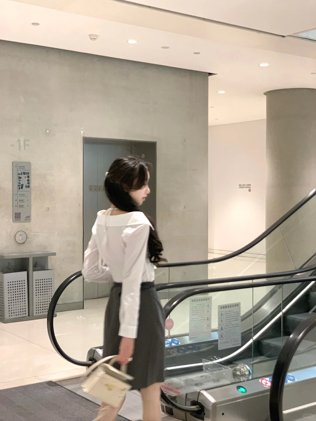 高干文女主白衬衫穿搭