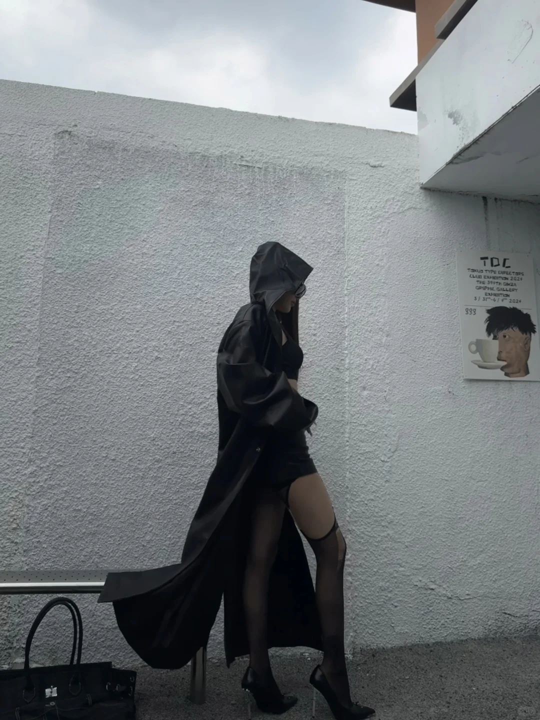 看报纸的辣妹