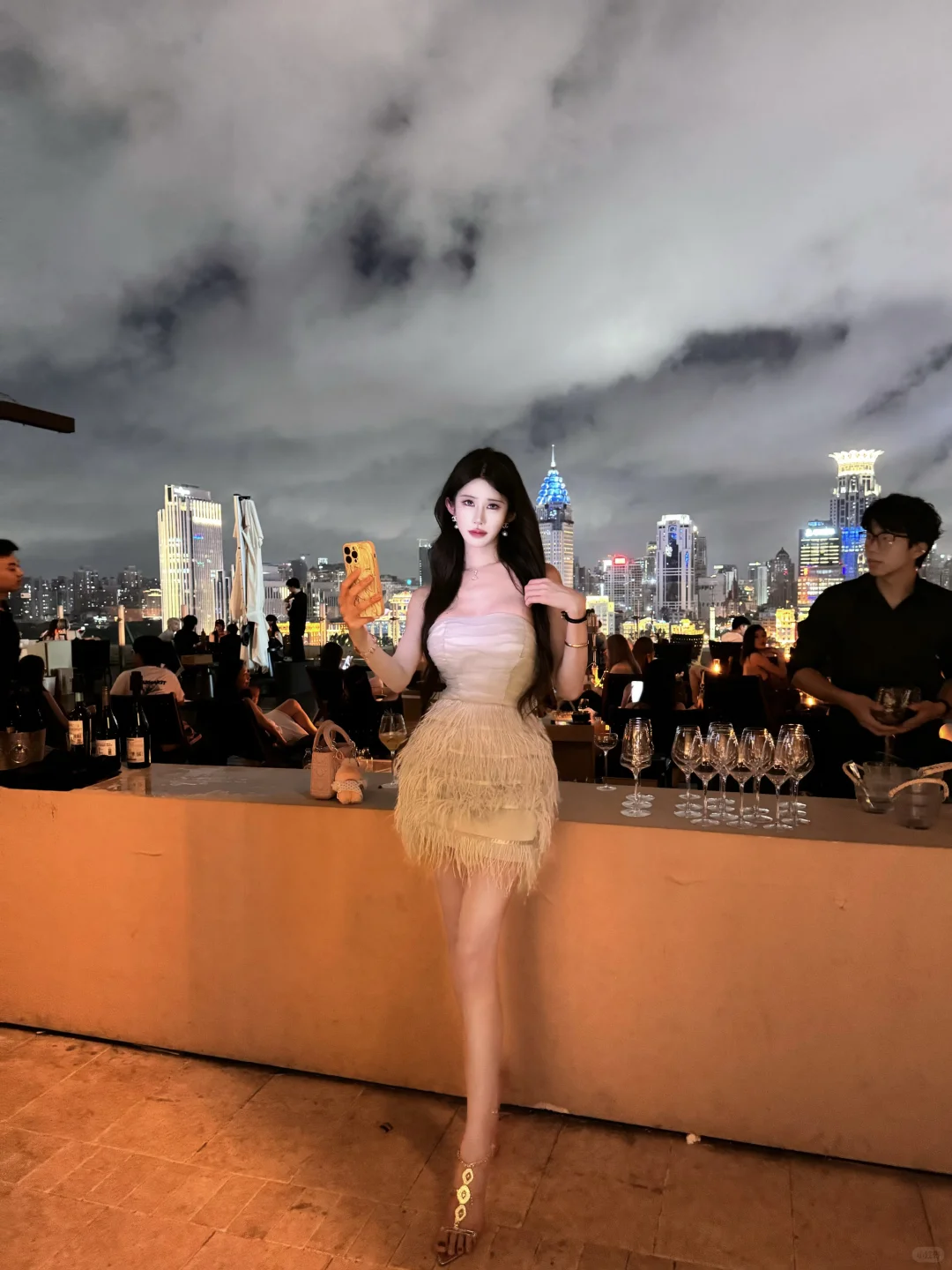 快看 这个仙女棒女孩在黄浦江边施展魔法