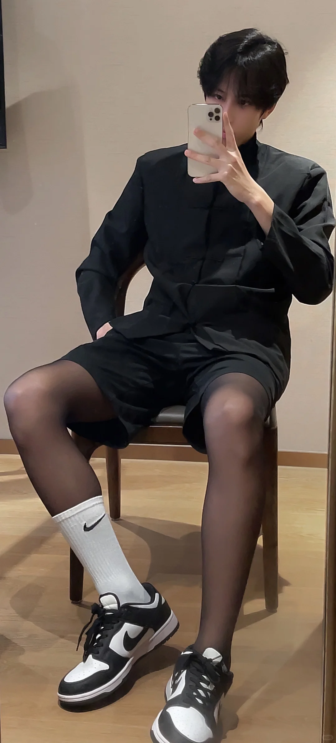 男生的腿或许更适合穿丝袜吧