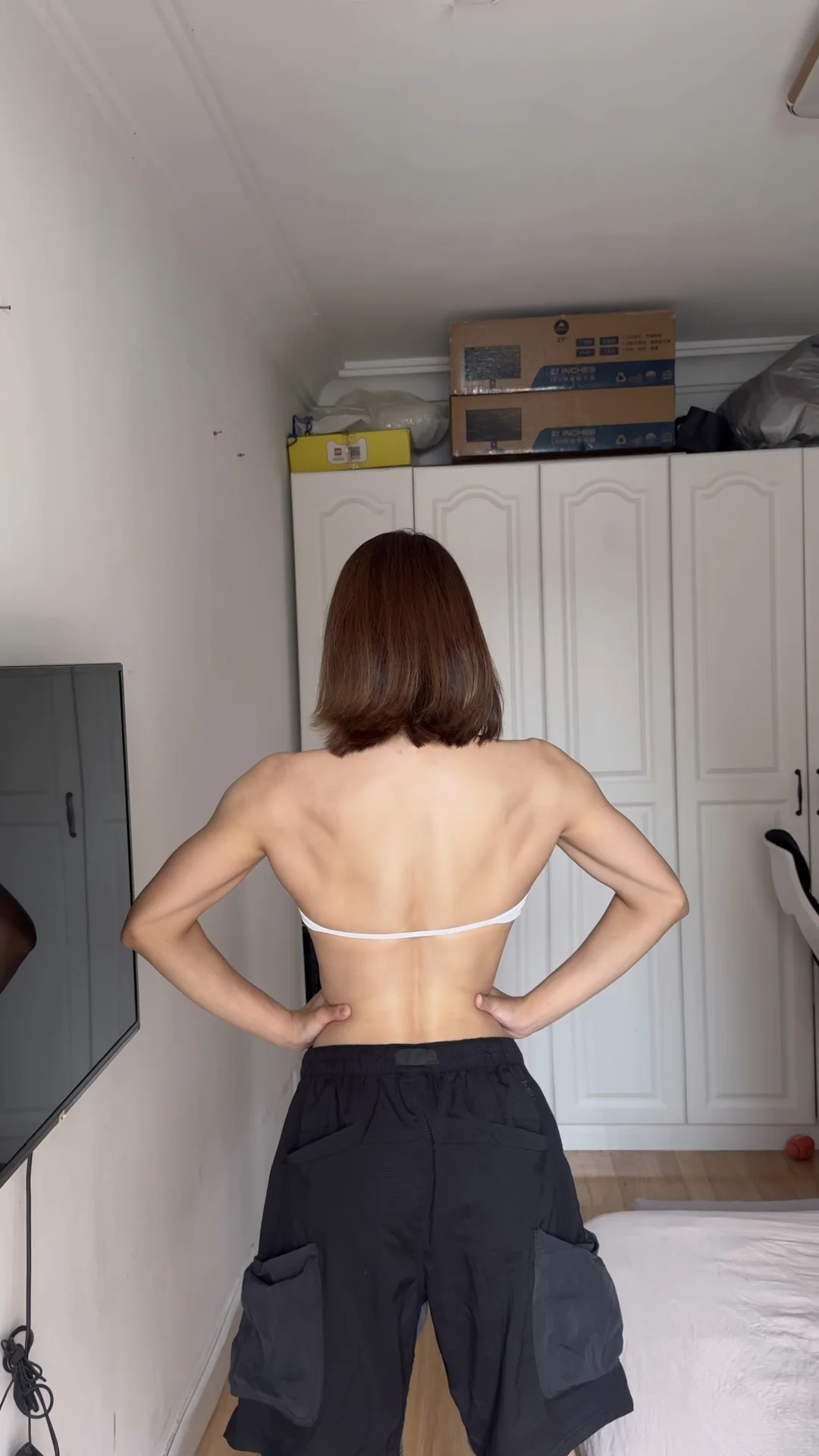 穿上衣服就看不出肌肉啦