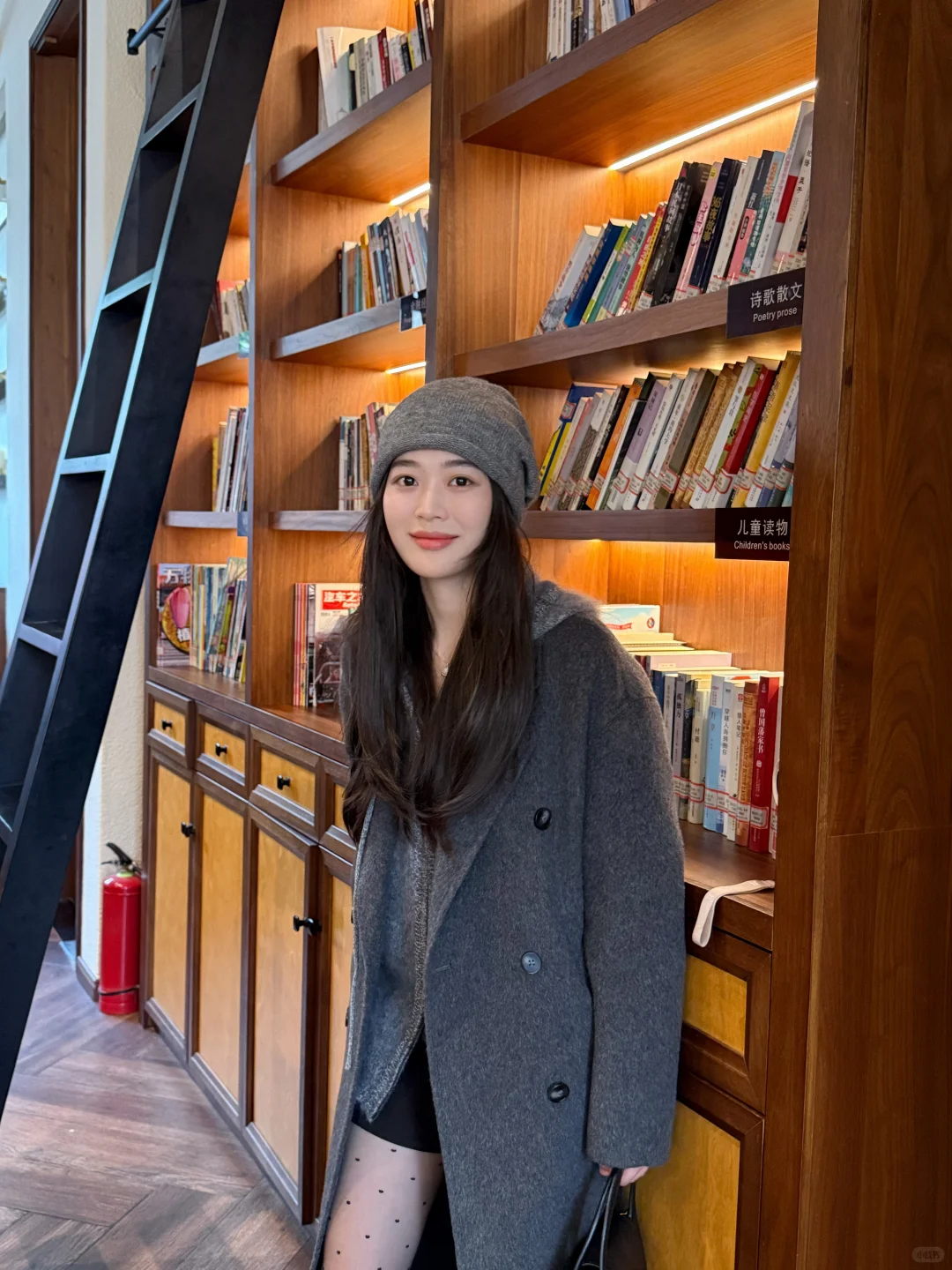 灰色大衣➕波点黑丝 好绝！