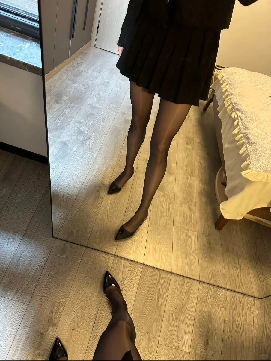 黑黑的丝袜也蛮好看