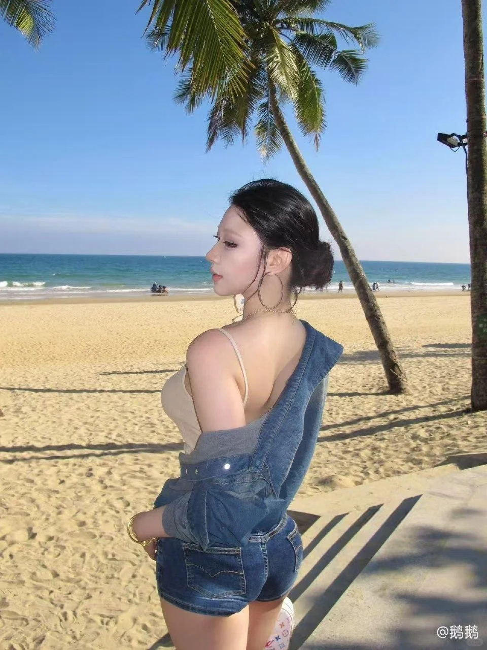在海边。