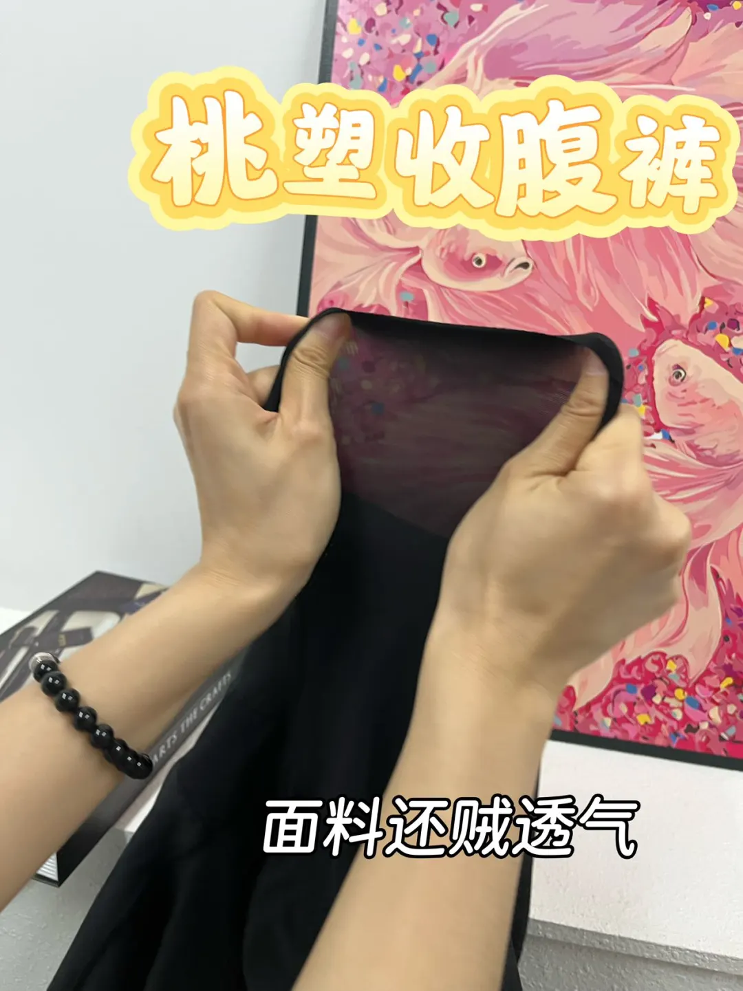 穿这样出门没人提醒她么。。