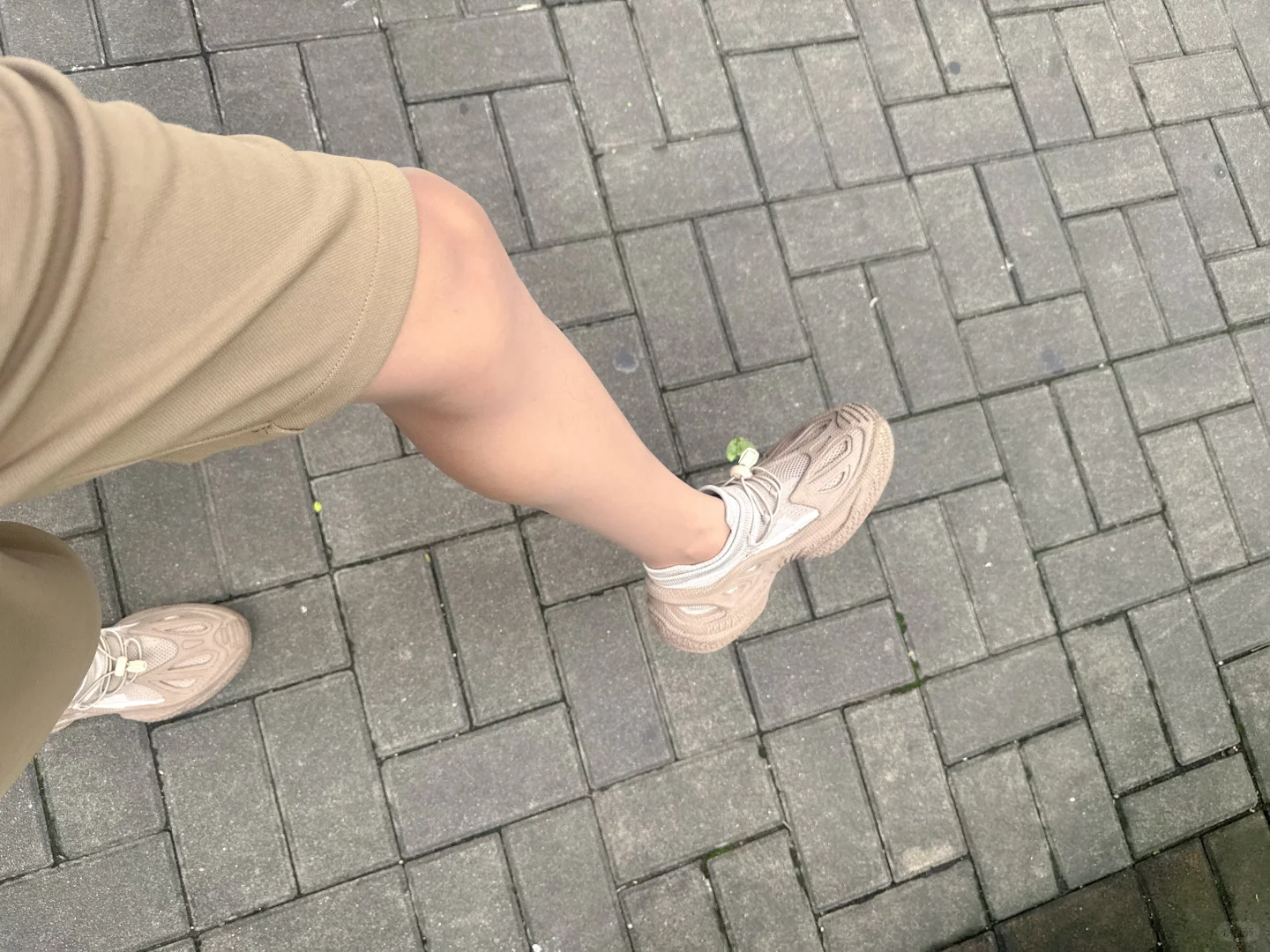 直接短裤+肉丝了：就是要被看出来一点点才好