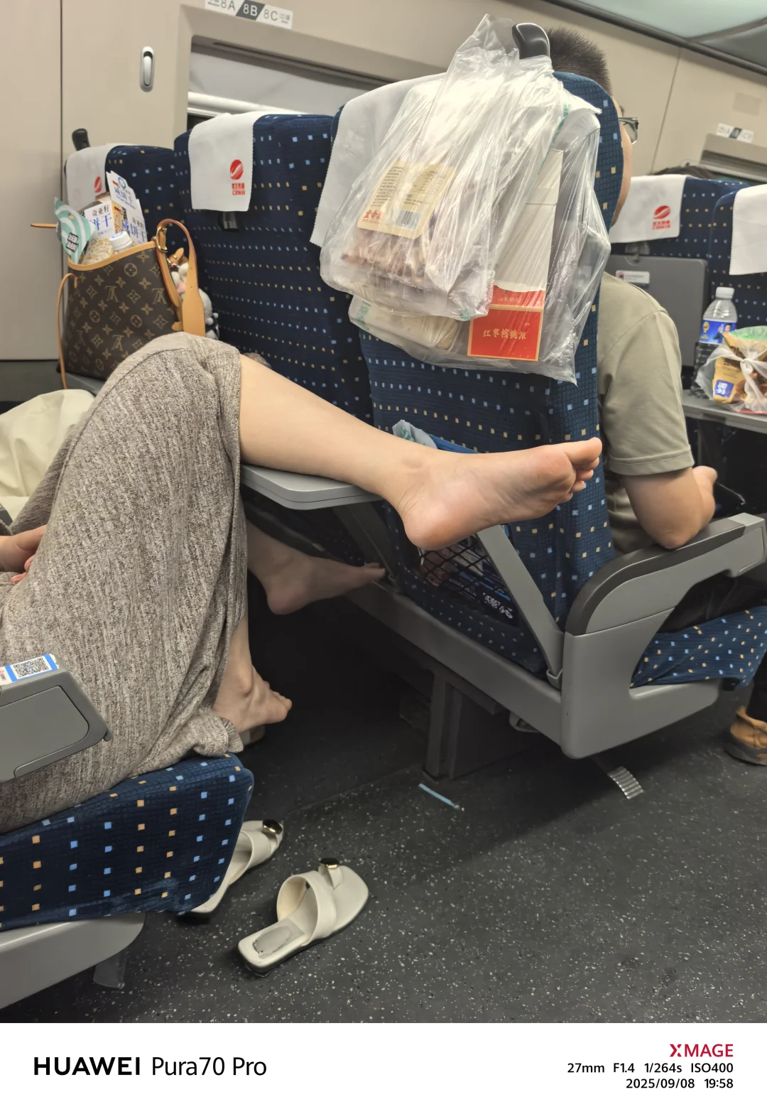高铁上的一幕