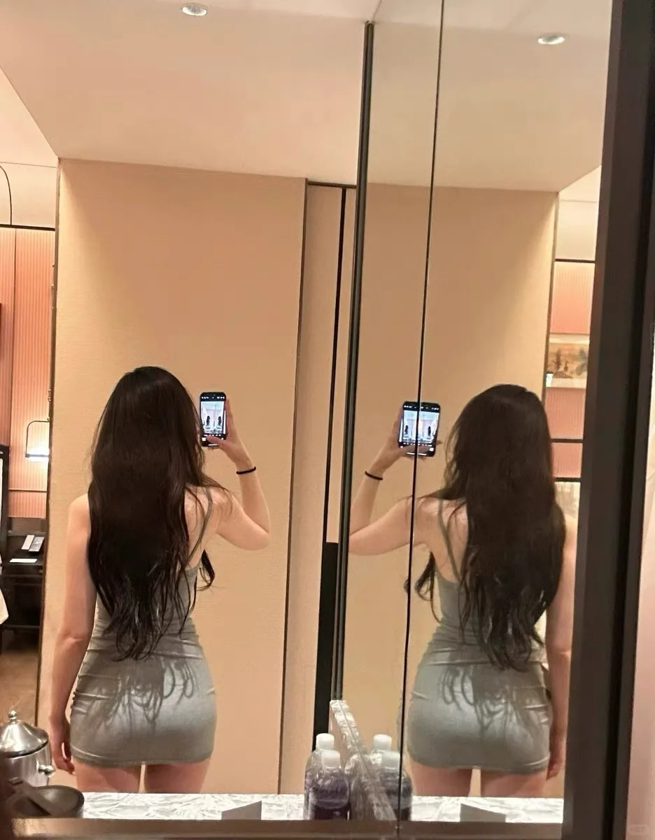 很适合十一假期约会穿的灰色蕾丝吊带裙