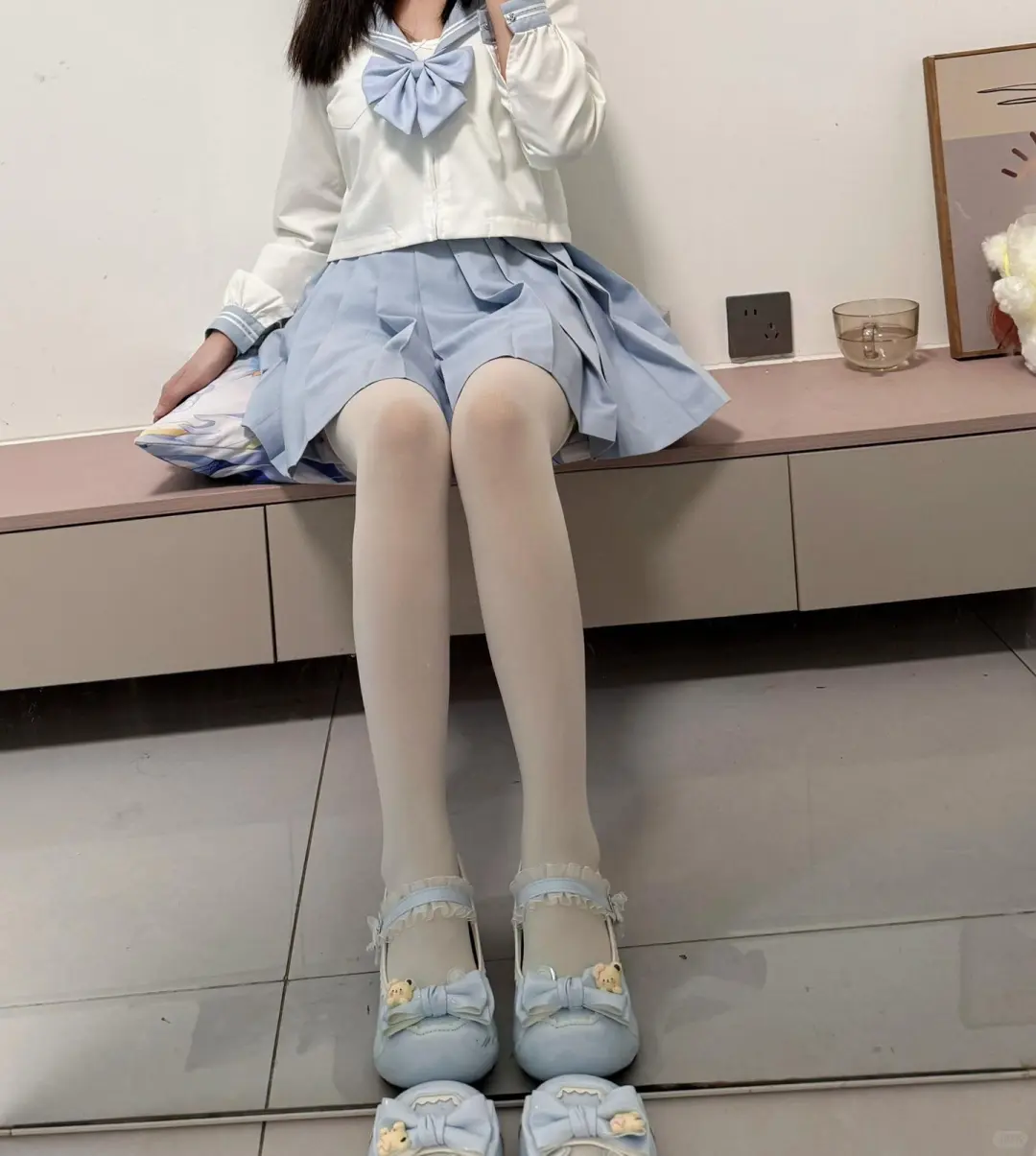 💙今天是蓝白色系的jk少女～