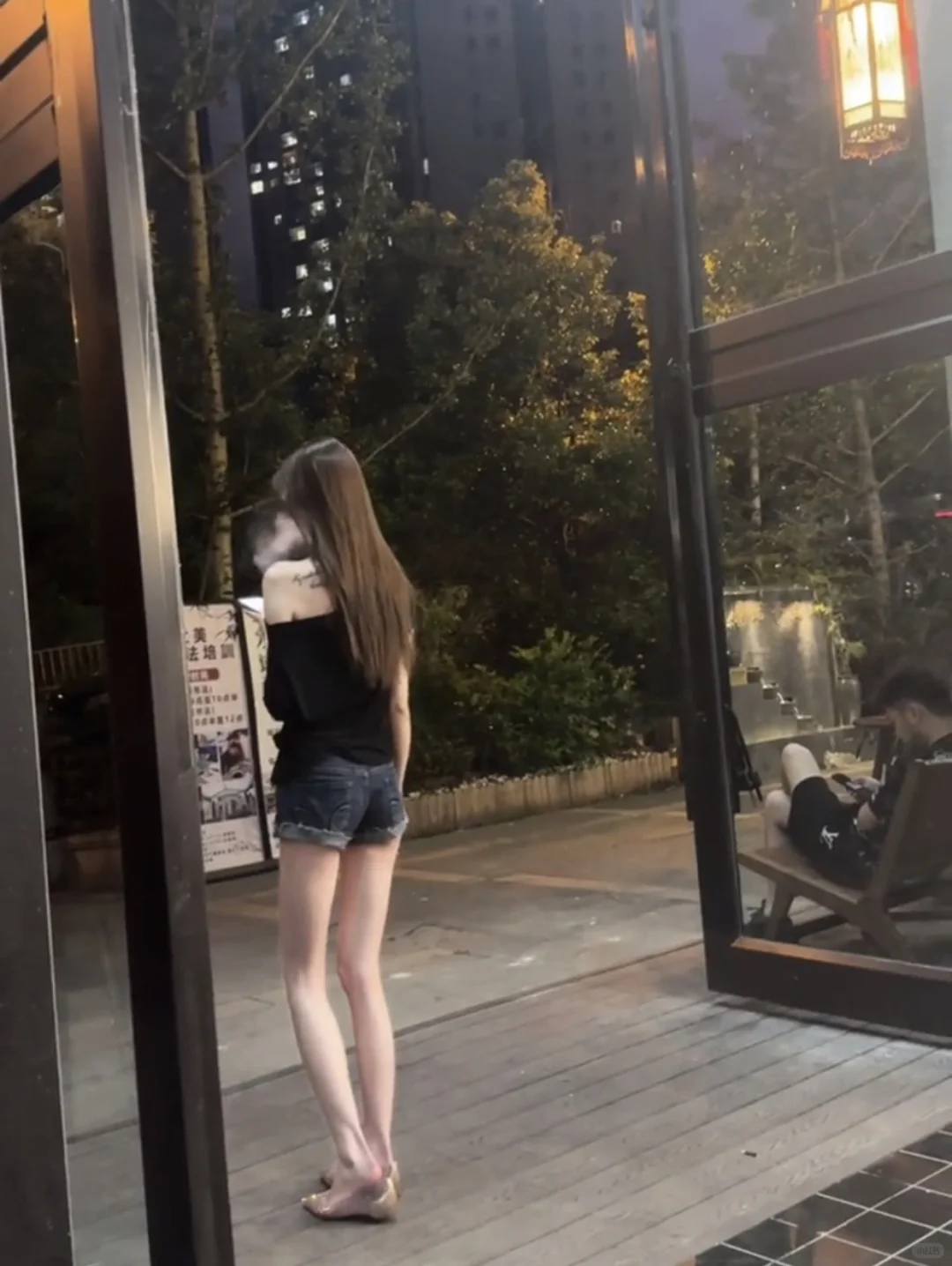 在杭州酒店楼下偷拍到一个好有气质的女孩子