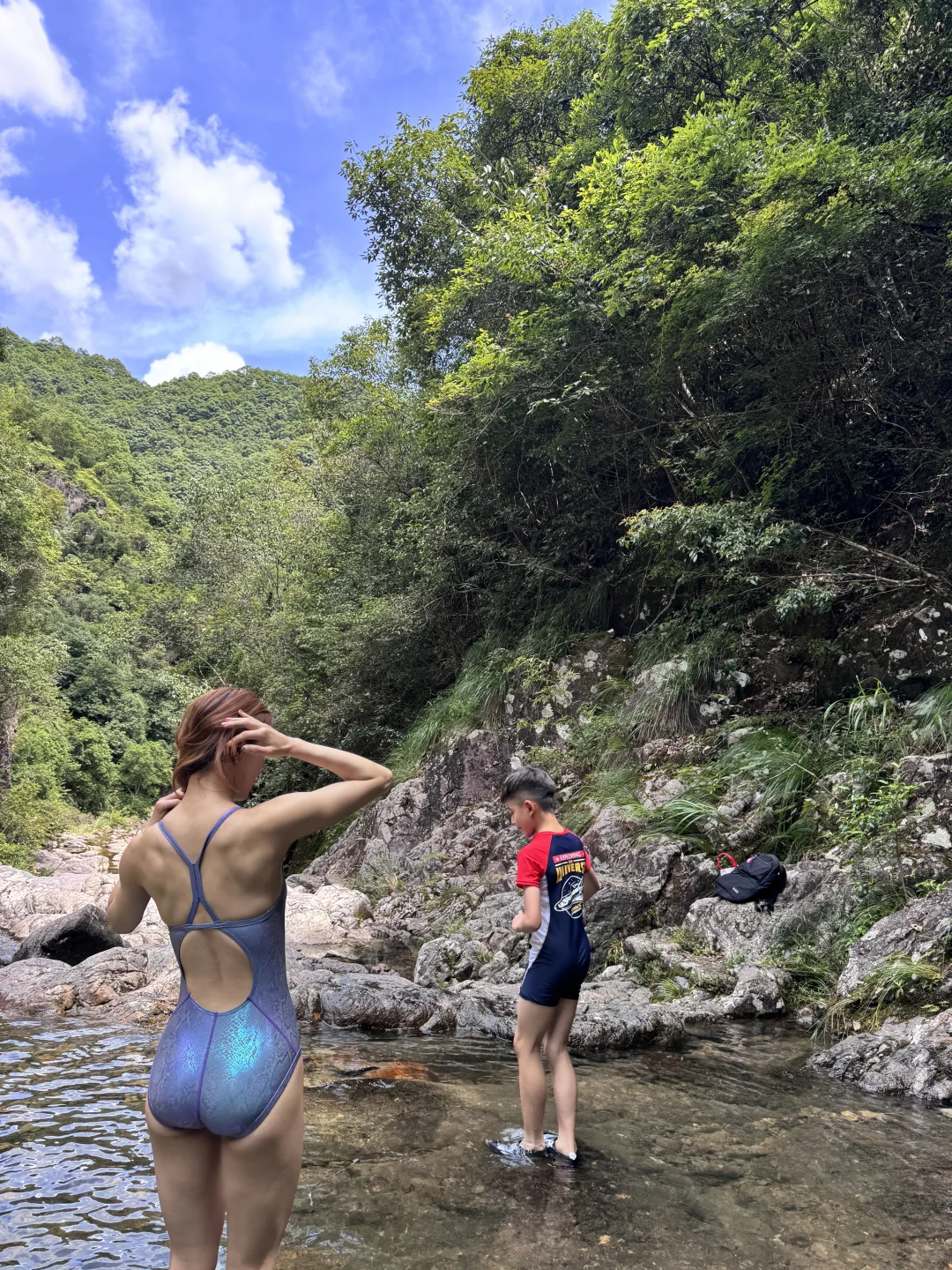 谁啊 穿竞速泳衣去山里溯溪