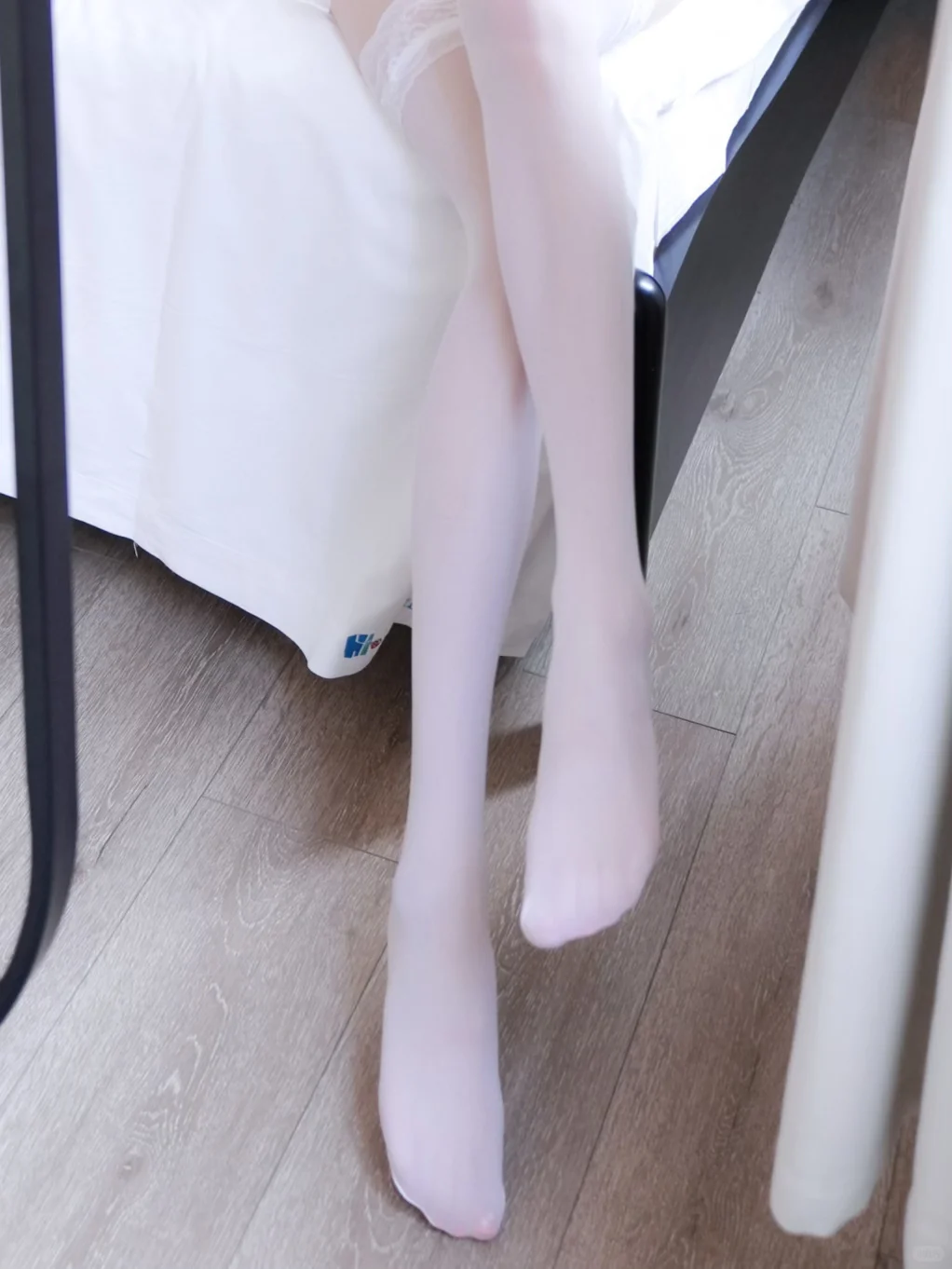 这种氛围感只有酒店能给对吧～ 婚纱白丝