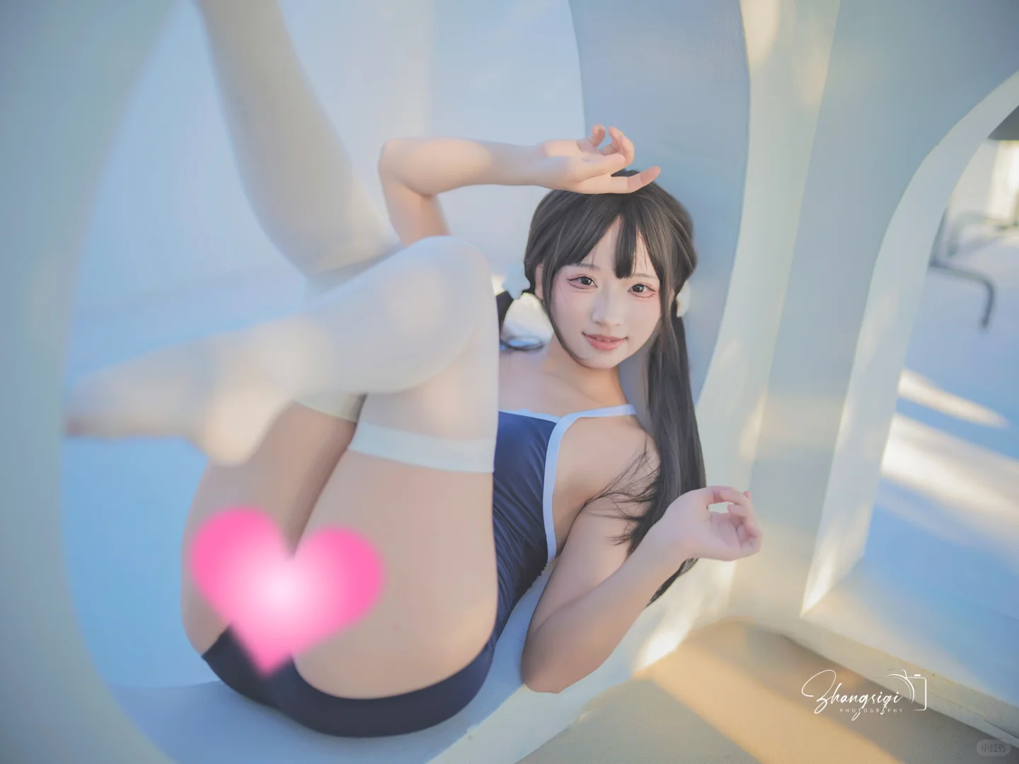 泳池边的甜妹