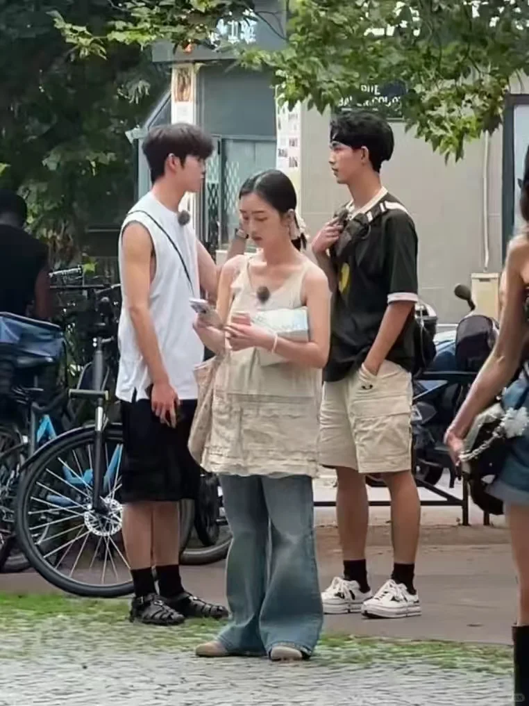 我去，，邓恩熙这身材五五分吧。。😂