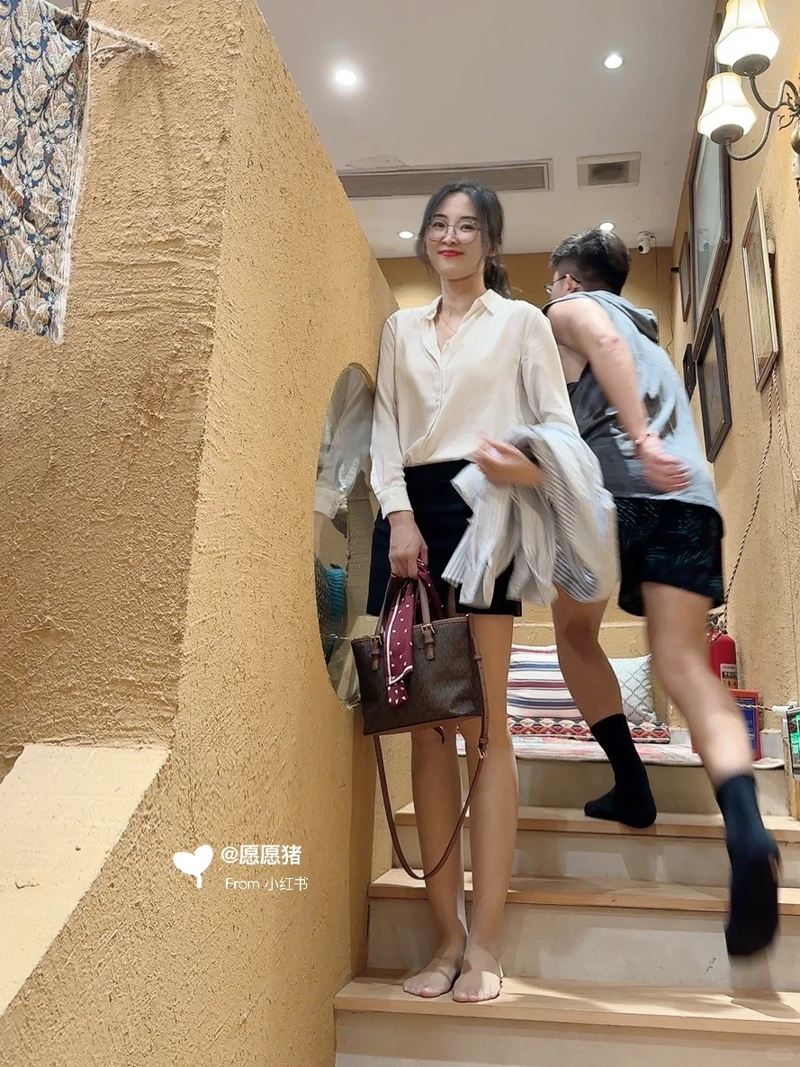 闺闺🙊假装给我拍照，实则在拍帅哥🫢