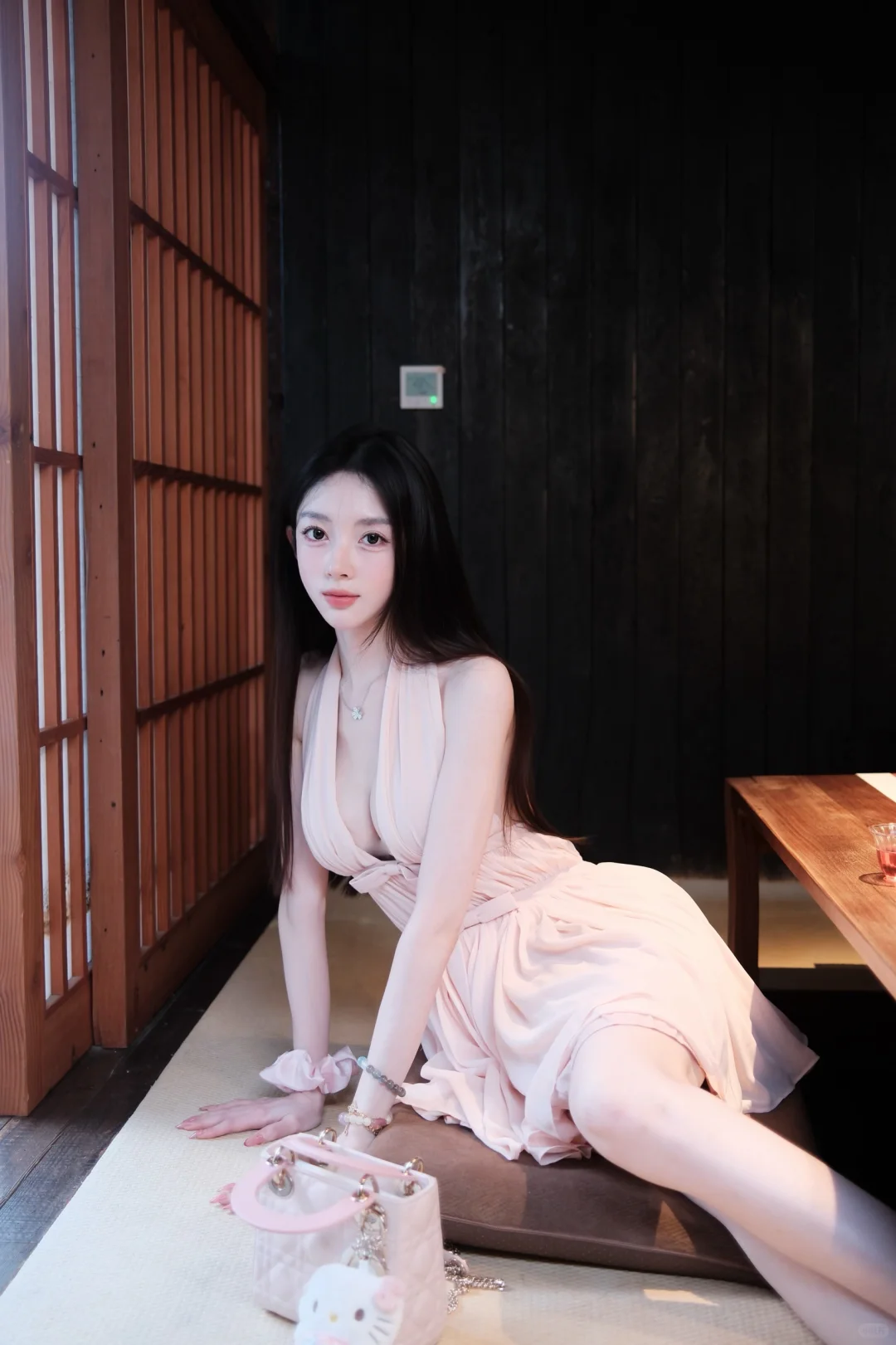 她粉嫩清秀的外表 像一颗多汁的水蜜桃🍑