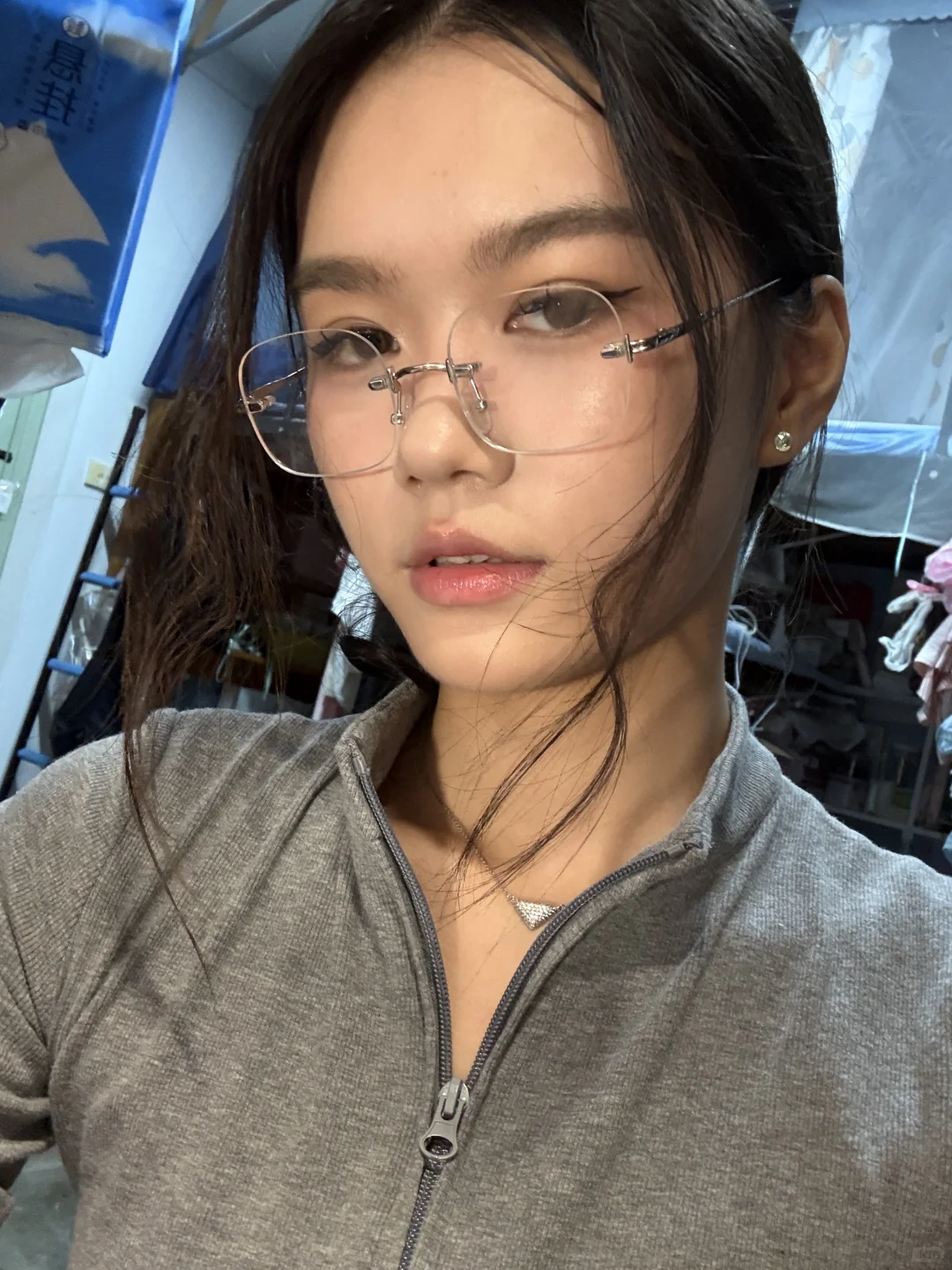 为什么一戴上眼镜就装起来了😝