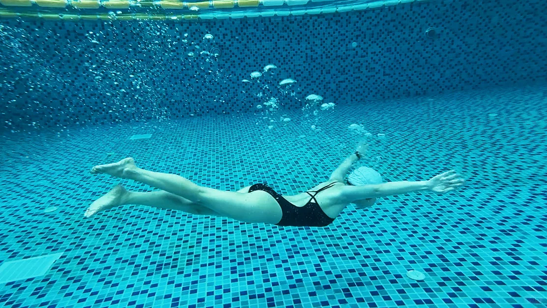 有光的泳池美极了