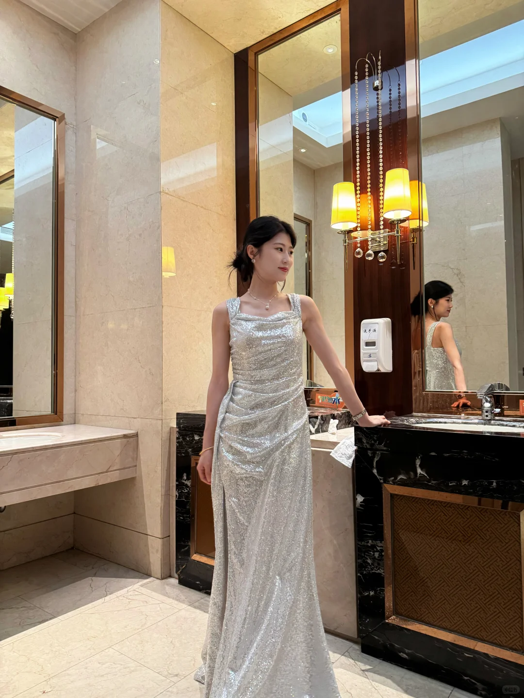 媚 是明媚的媚 也是妩媚的媚