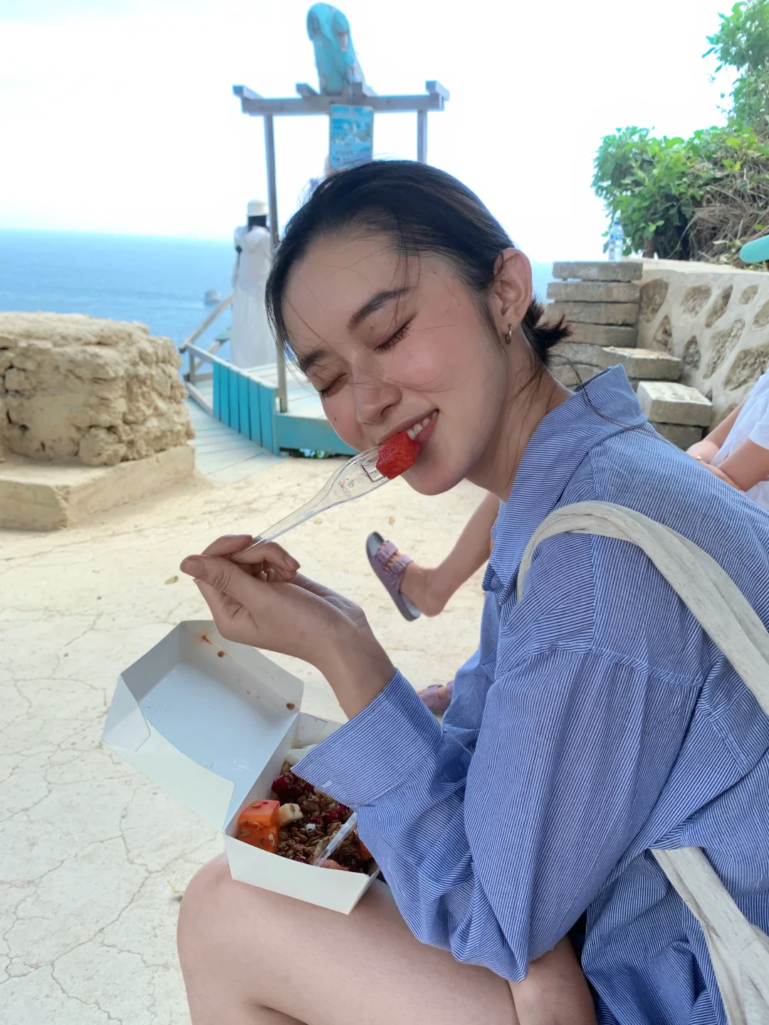 穿蓝色套装来蓝色海边