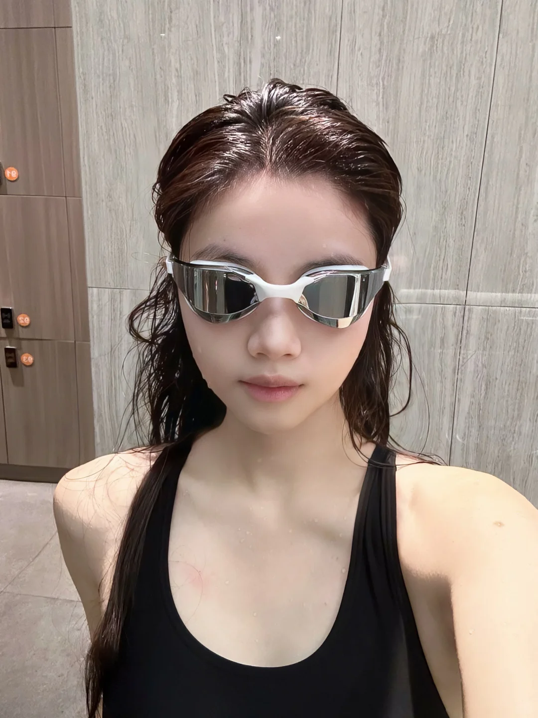 降温但坚持游泳的一天