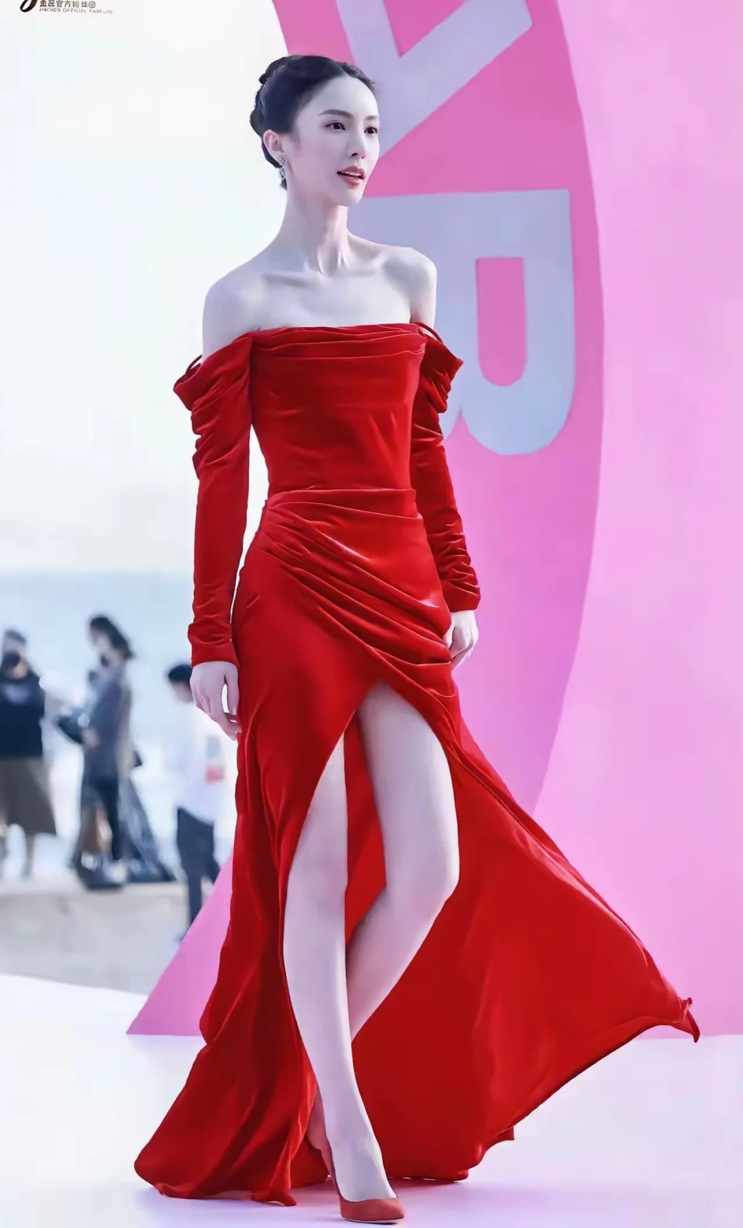 金晨：风情万种，女神范儿十足！
